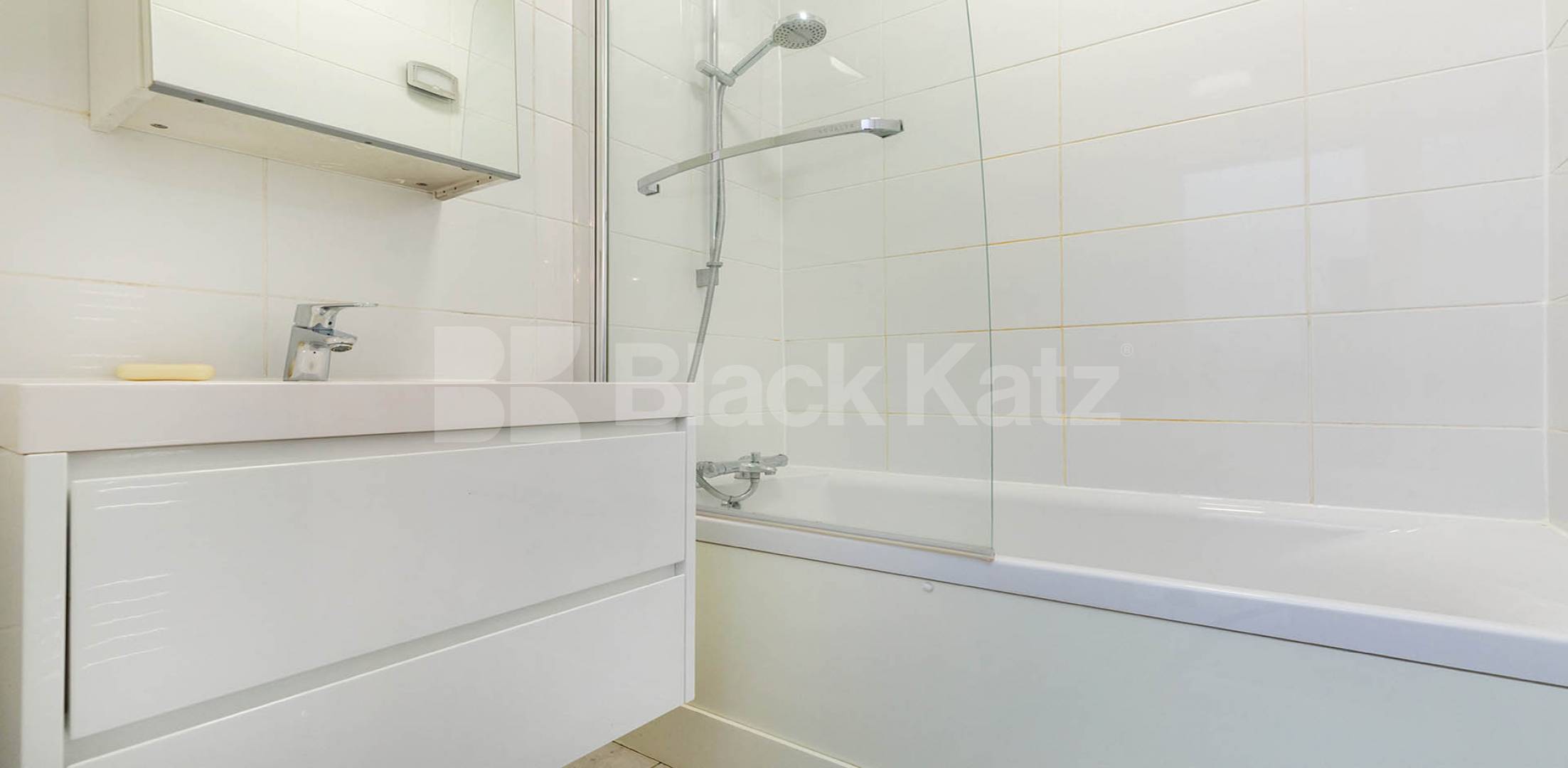 Central camden location 3 double bedrooms plus lounge mins to tube snd shops College Place, Camden